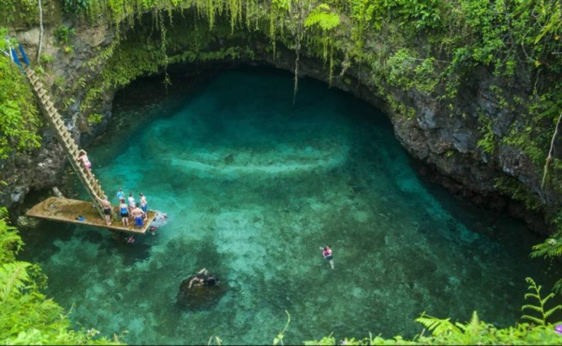 To Sua Ocean Trench, en Samoa, es otra de las piscinas naturales más famosas del mundo. Es un agujero terrestre de piedra y aguas transparentes. Para sumergirse en él se debe descender por una escalera de alrededor de 30 metros.