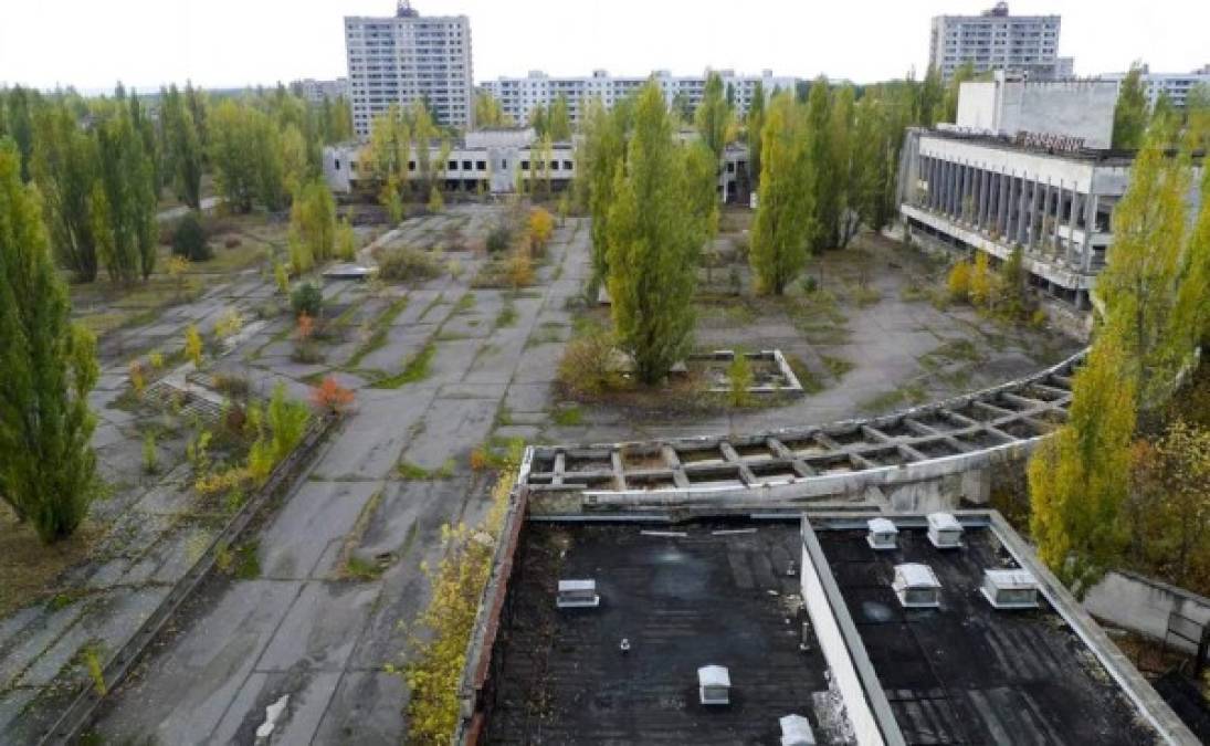 Ucrania informó este domingo de un aumento de la radioactividad a causa de un incendio forestal declarado la víspera en la zona de exclusión que rodea la central de Chernóbil, donde se produjo en 1986 el peor accidente nuclear de la historia.