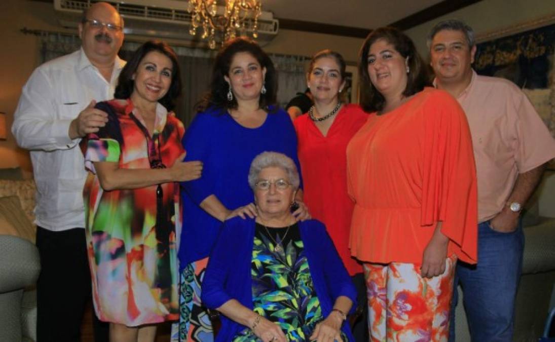 Jorge, Carolina y Martha Canahuati, Ruth Marie Sabillón, María Teresa Canahuati y Juan Carlos Sabillón con la feliz agasajada.