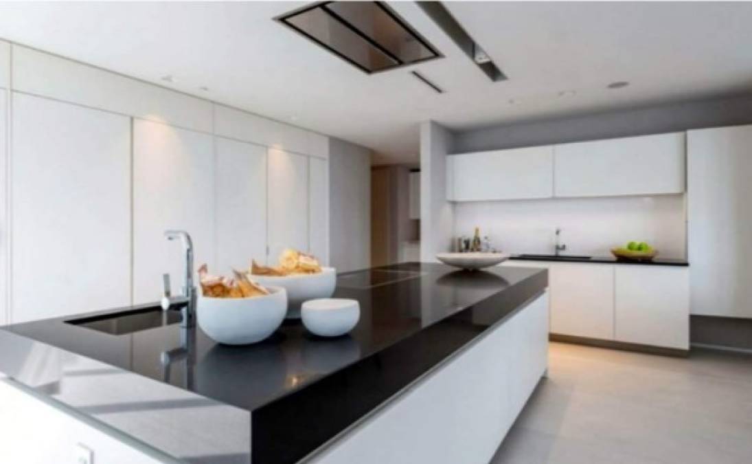 La cocina se ajusta al diseño ultramoderno del edificio.