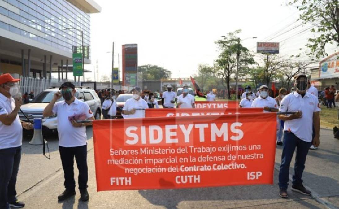 Los obreros hondureños llegaron con pancartas y mensajes cuya leyenda planteaba la crisis social.