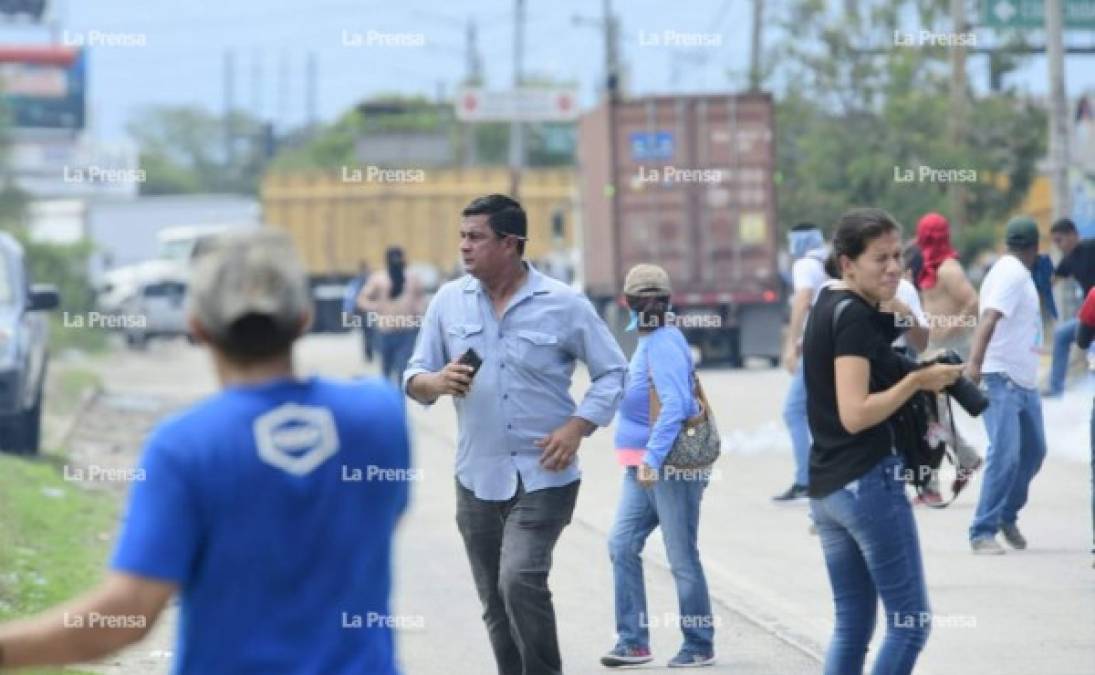 La protestas comenzaron desde temprano, y pese a que el Gobierno invitó ayer a ambos gremios al diálogo, no ceden y continúan las manifestaciones.