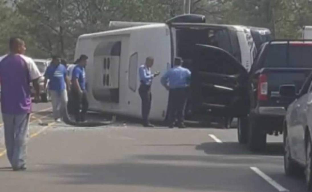 El autobús de la Policía Nacional quedó dado vuelta.