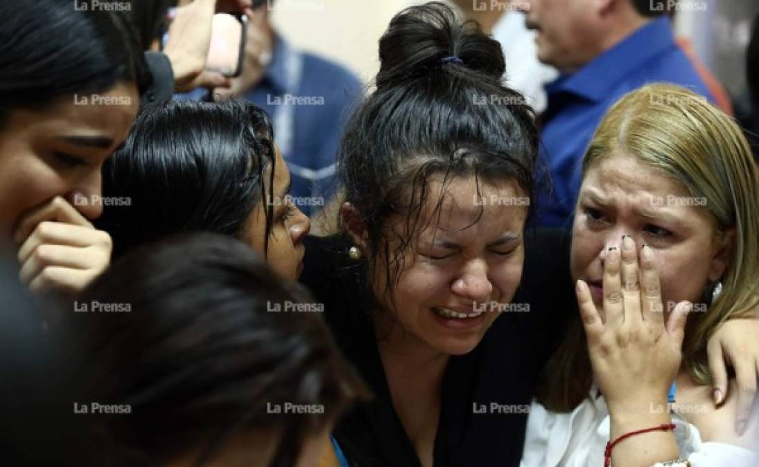 Lágrimas, un dolor profundo y un vacío que nunca podrá llenarse. La muerte de la estudiante de Periodismo, Elvia Estefany López de 24, tiene consternados a familiares, amigos y compañeros de la joven, quien perdió la vida anoche en un accidente cuando se dirigía a su casa en Tegucigalpa.