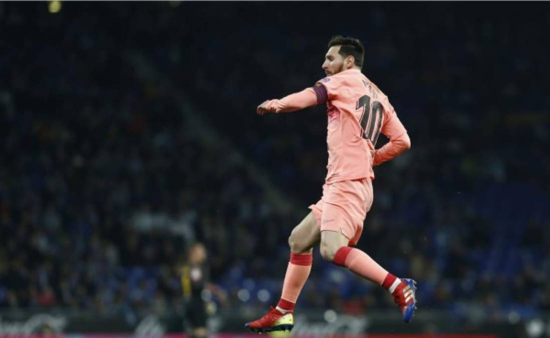El gran salto de Messi para festejar su golazo, el 0-1 del Barcelona.