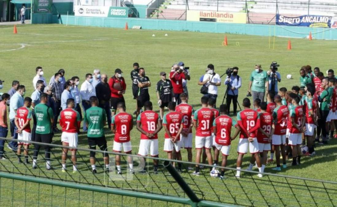 Los jugadores dieron la bienvenida a su nuevo entrenador Martín 'Tato' García.