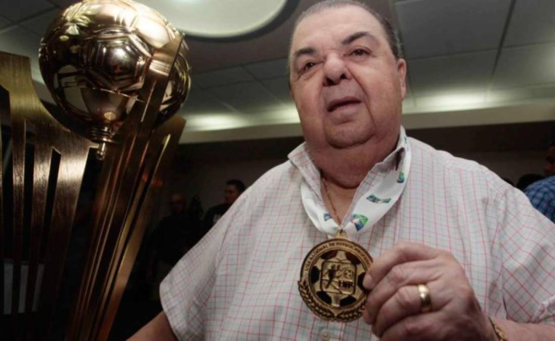 Rafael Ferrari celebrando con copa y medalla uno de los títulos que ganó con el Olimpia.