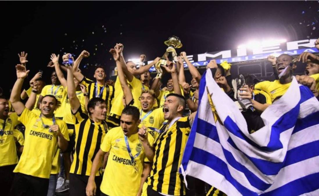 Los jugadores del Real España celebrando con el trofeo de campeones de la Copa Premier Centroamericana.