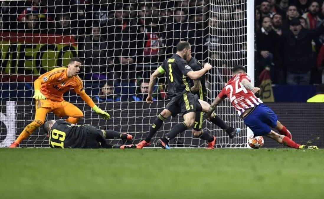 El momento en el que el uruguayo José María Giménez dispara de derecha para abrir el marcador 1-0 ante la Juventus.