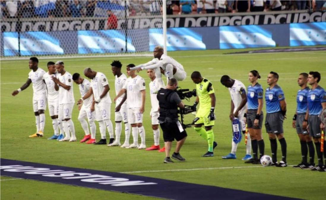 El tremendo salta de Kevin Álvarez antes del inicio del partido contra Qatar.