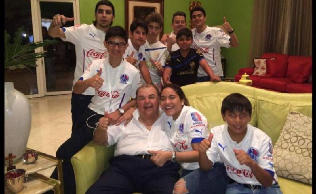 Rafael Ferrari festejando el título de 2015 del Olimpia en familia y lo compartió con sus seguidores de redes sociales.