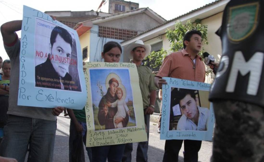 'Eres inocente', dicen las pancartar que cargan los amigos y familiares de Aris Maldonado frente a los Juzgados de Santa Bárbara.