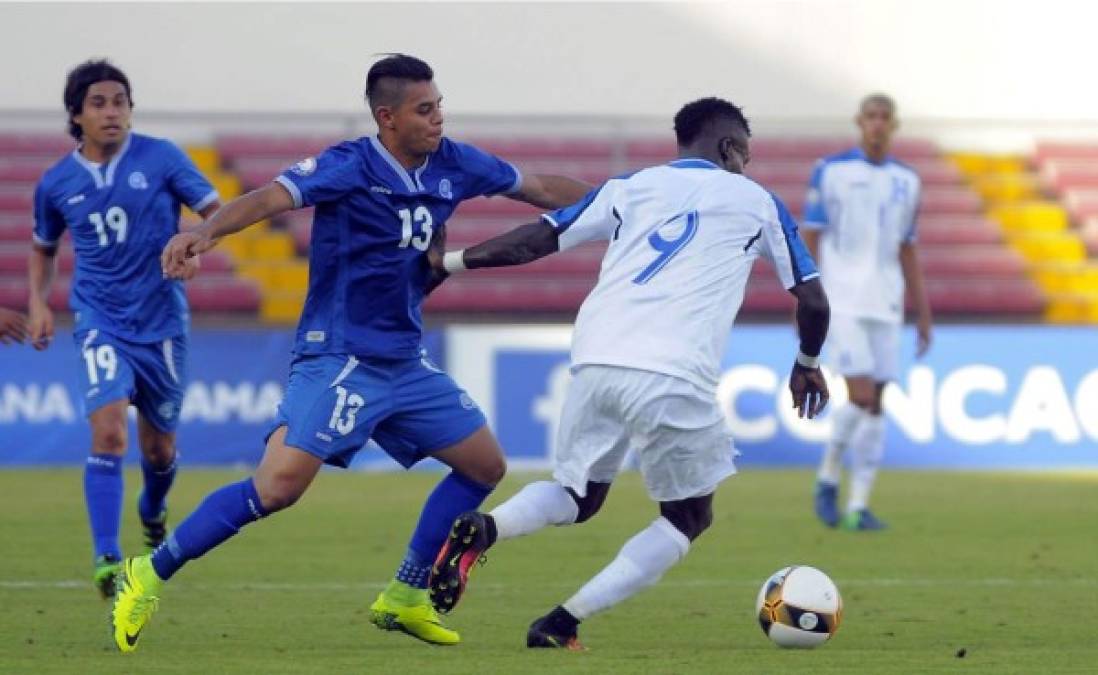 Lateral izquierdo: Alexander Larín de El Salvador.