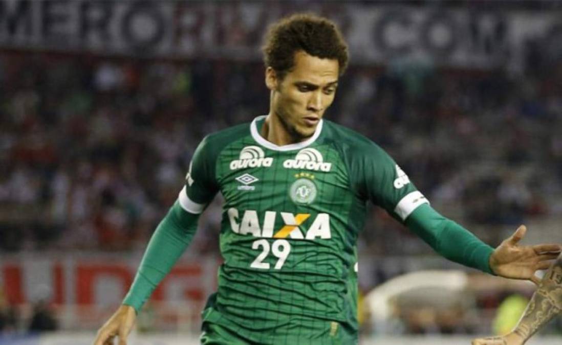 Los seis sobrevivientes del accidente aéreo sufrido por el Chapecoense en Colombia, pueden decir que están vivos de milagro, pero más aún en el caso del jugador Hélio Hermito Zampier Neto. Este futbolista que se desempeña como defensor y que cuenta con 31 años de edad, es uno de las estrellas del equipo brasileño, fue rescatado de entre el fuselaje del avión cuando ya se creía que no quedaban personas con vida.