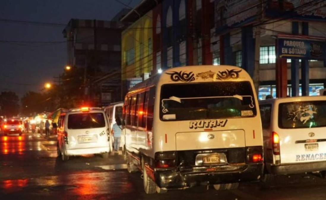 Los sampedranos llegaron masivamente a los puntos de buses y taxis para poder transportarse a sus hogares.