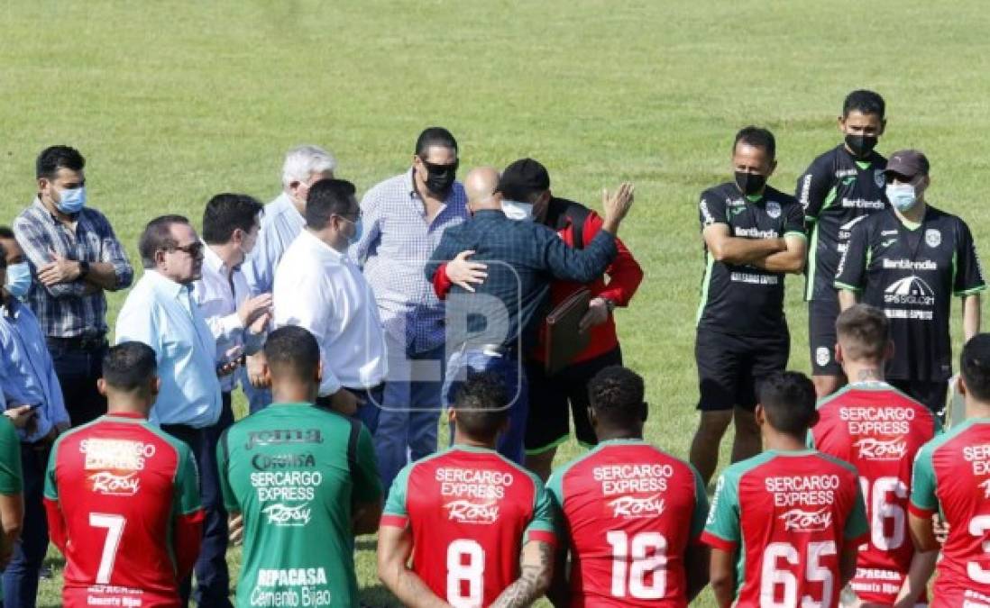 El abrazo de Orinson Amaya a Martín 'Tato' García tras presentarlo a la plantilla verdolaga.