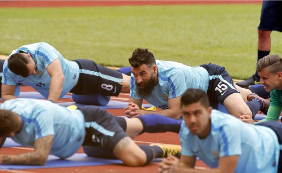 El 'barbón' Mile Jedinak realizando calentamiento junto a sus compañeros.