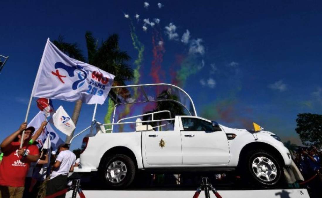 Las autoridades panameñas presentaron el Papamóvil que usará el Sumo Pontífice durante su estancia en Panamá hasta el 27 de enero. Se trata de una camioneta Ford Ranger XLT con doble cabina y transmisión automática.