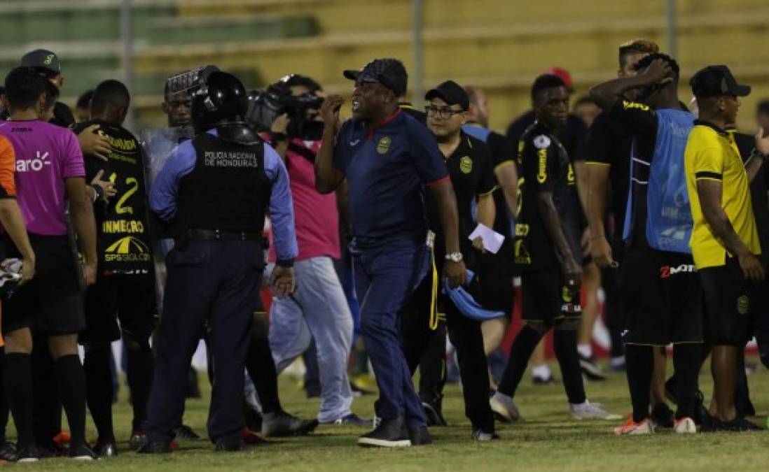 En el Real España encabezados por Hernán Medford salieron enfadados tras el pitazo final del empate 1-1 que lograron ante Olimpia en el estadio Carlos Miranda de Comayagua. En el club sampedrano reclamaron una falta penal sobre el cierre del juego. Fotos Alex Pérez.