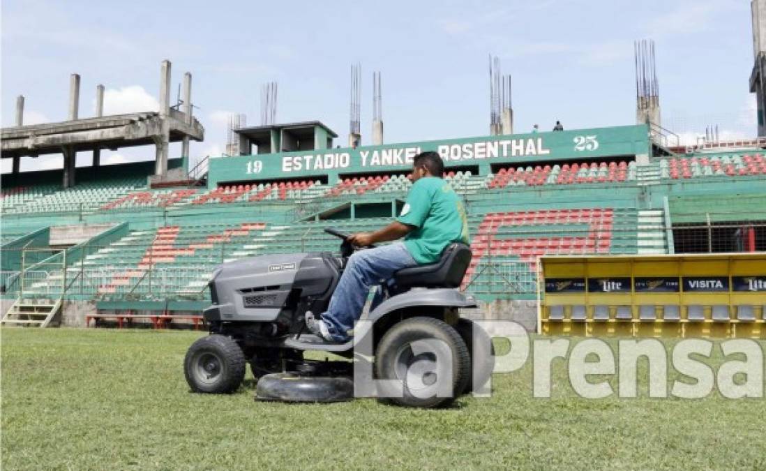 Empleados trabajaron en el mantenimiento de la cancha del estadio Yankel Rosenthal.