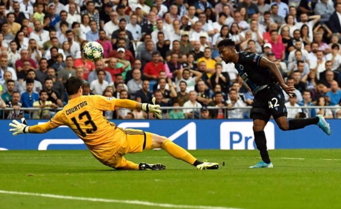 Emmanuel Bonaventure Dennis casi se cae, pero logró definir por encima de Courtois para su segundo gol y el 2-0 del Brujas ante Real Madrid.