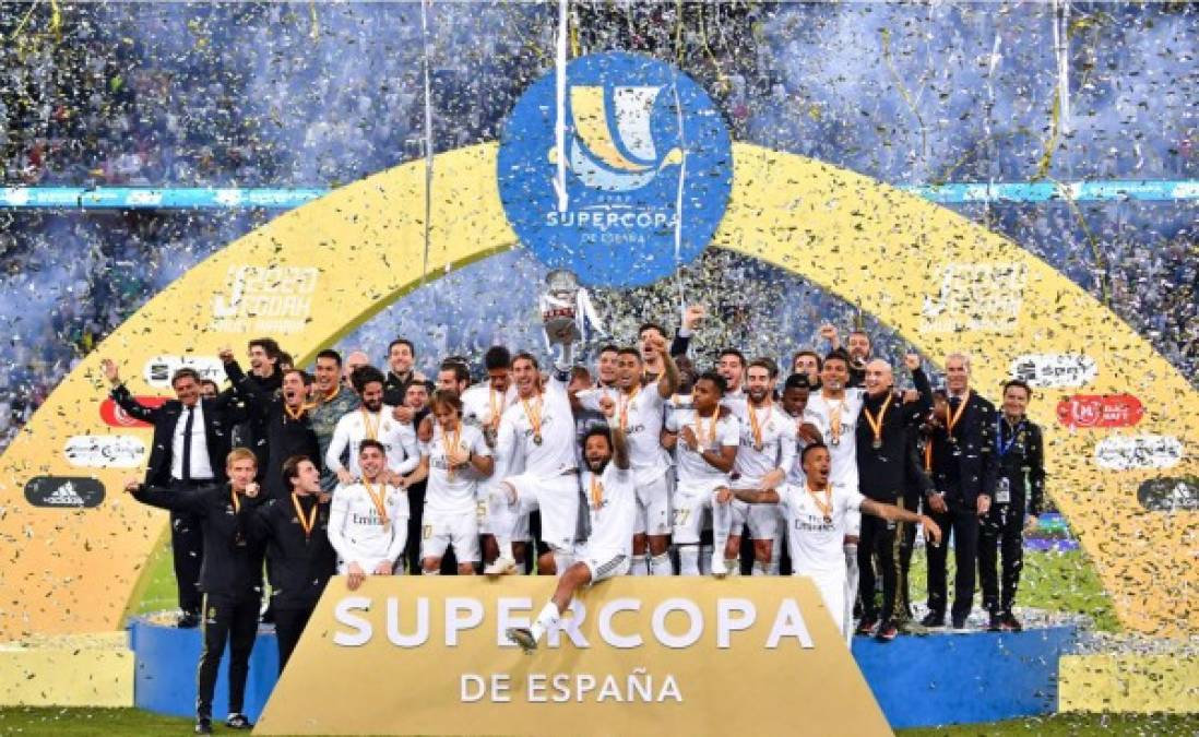 Los jugadores del Real Madrid celebrando con el trofeo de campeones de la Supercopa de España.