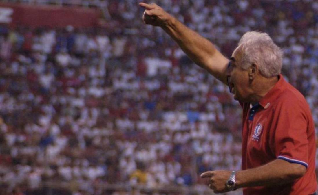 Flavio Ortega: Brasileño que llegó como futbolista Honduras a finales de la década de los 60's. Militó en los equipos Real Club Deportivo España y el Club Marathón de San Pedro Sula, luego como entrenador ganó varios títulos. Falleció en el 2007 en San Pedro Sula.
