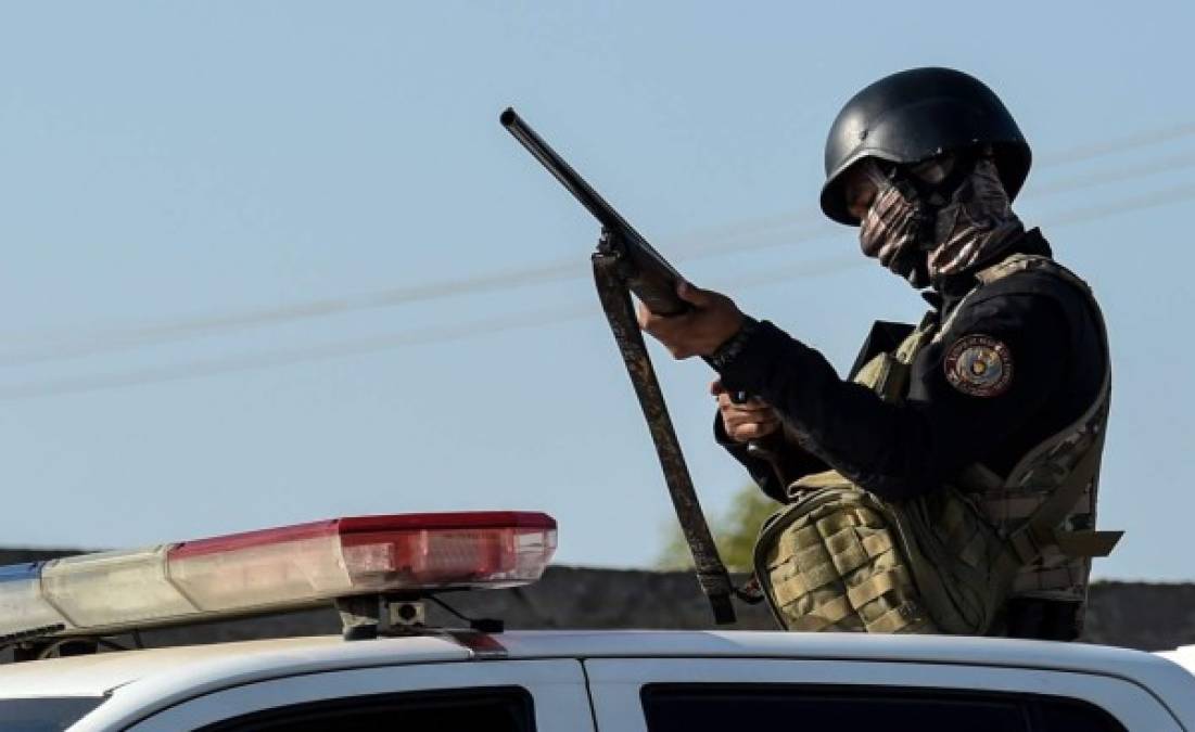 Tras el estallido de violencia, militares y policías custodian algunos supermercados en Maracaibo para evitar nuevos saqueos.