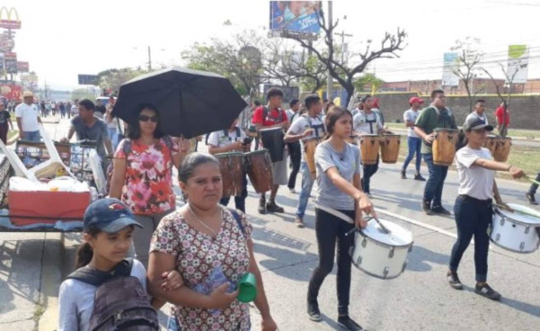 Decenas de miles de obreros marcharon este miércoles en Honduras, en el Día Internacional del Trabajador, denunciando que el país vive en una 'dictadura' que 'militarizó la sociedad', con funcionarios vinculados al narcotráfico que no han sido investigados.