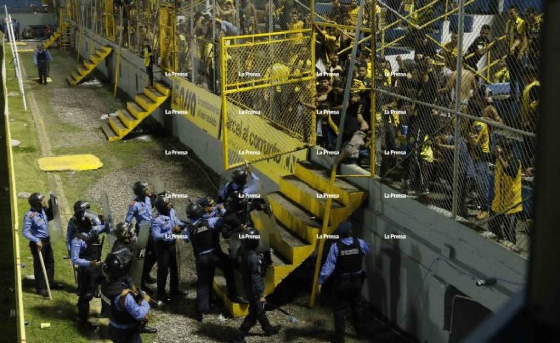 Lamentable. Tras el final del Real España vs Olimpia que ganó el club olimpista 0-1 con gol de Bengtson, los actos de violencia se hicieron presente al estadio Morazán ya que las barras de ambos clubes protagonizaron un caos en el recinto deportivo. Fotos Edwin Romero.