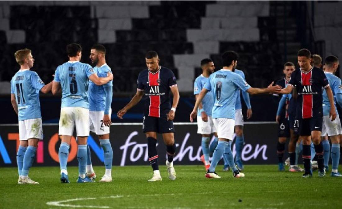 Los jugadores del PSG se fueron cabizbajos del campo.