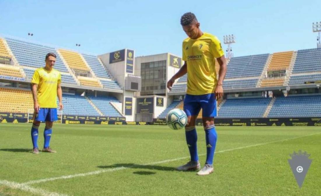 Antony Choco Lozano sorprendió con su dominio de balón en la presentación como nuevo refuerzo del Cádiz.