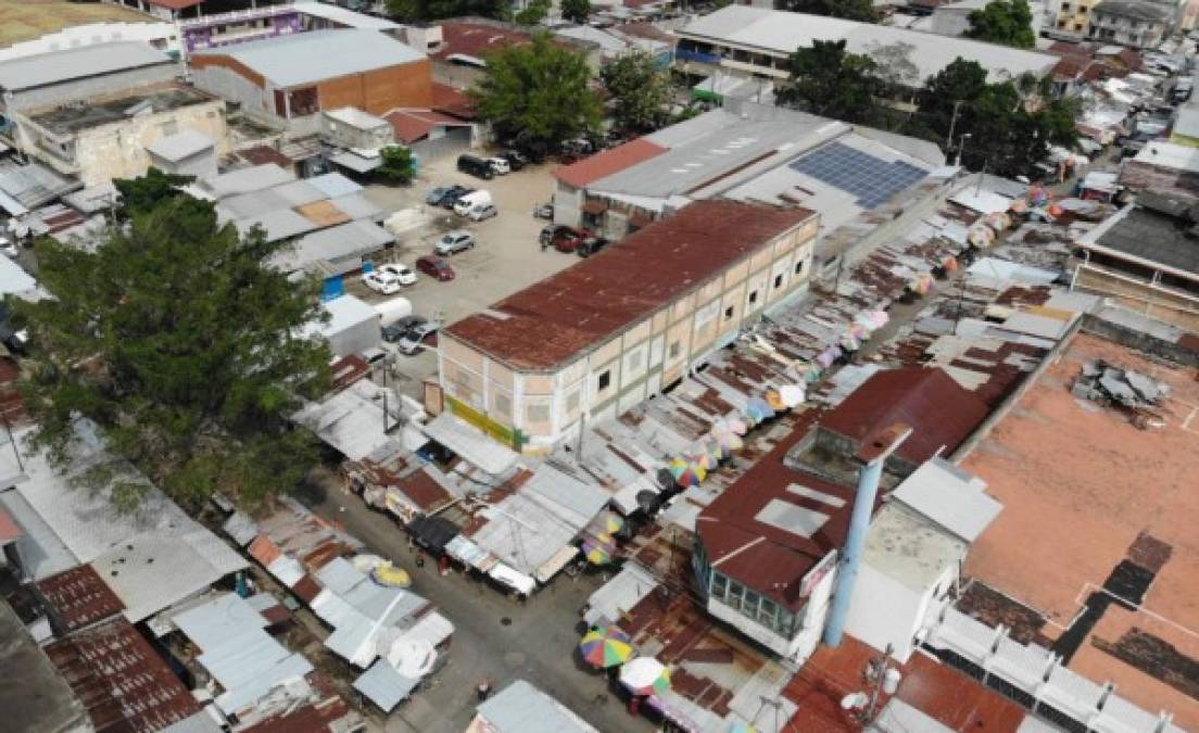 Una vista aérea de la 6 calle muestra que incluso los vendedores construyeron techos para protegerse ellos y sus productos del sol.