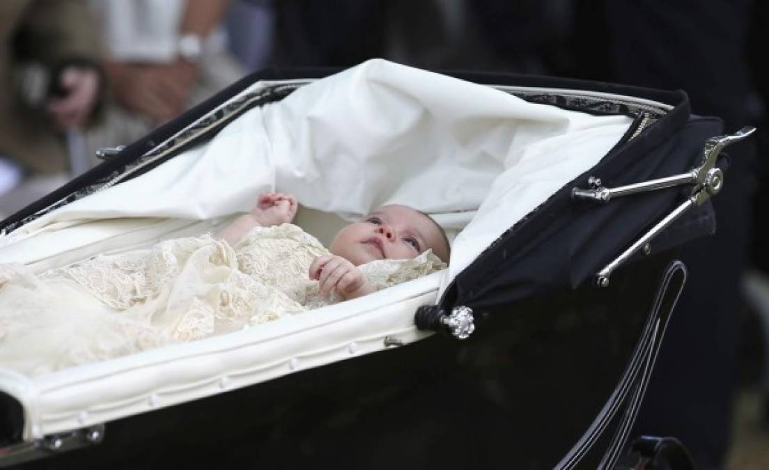 Se trata de la segunda vez que Carlota Isabel Diana aparece en público, tras su presentación ante los medios de comunicación internacionales, el mismo día de su nacimiento, el 2 de mayo, frente al hospital St Mary.