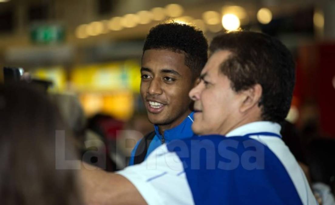 'Choco' Lozano posando con un aficionado catracho.