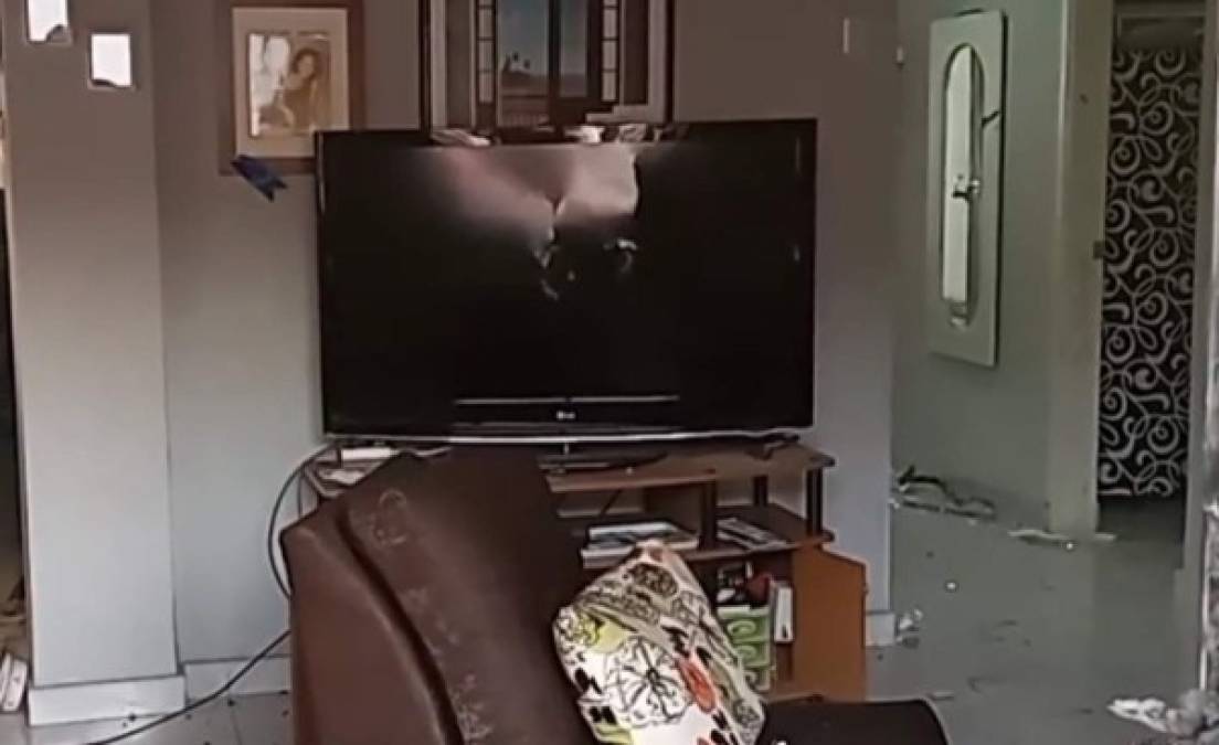En el interior de la casa, ubicada en el barrio Los Mangos del municipio de Yusguare, departamento de Choluteca, se puede ver dañado un televisor.