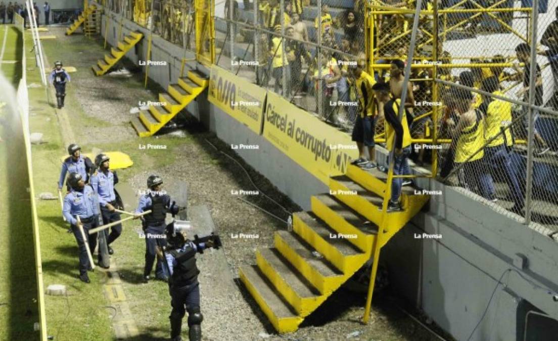 Momento en que los aficionados del Real España abrieron los portones para dirigirse al sector en donde se ubicaban los de la Ultra Fiel del Olimpia.