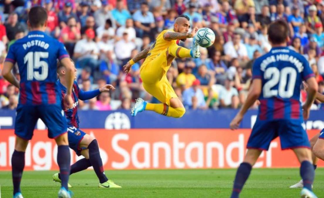 Arturo Vidal se levanta más que todos para pegarle a la pelota.