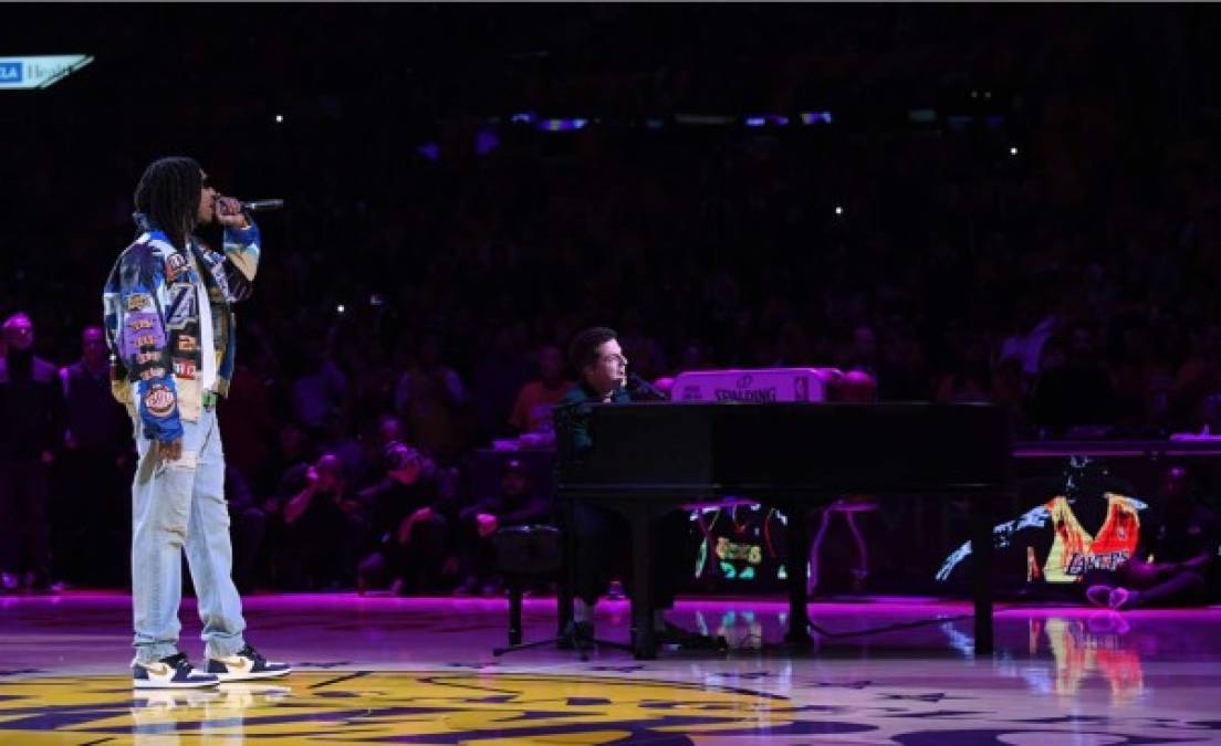 El rapero Wiz Khalifa junto al pianista y cantante Charlie Puth en el homenaje a Kobe.