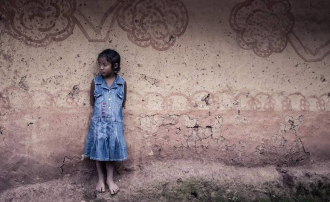 Los indígenas tolupanes luchan porque el sistema educativo de Honduras les imparta clases en su lengua materna tol a sus hijos y que se les enseñe español como segunda lengua, con el fin de rescatar su idioma porque cada día se reduce la cantidad de miembros de la tribu que hablan la lengua.