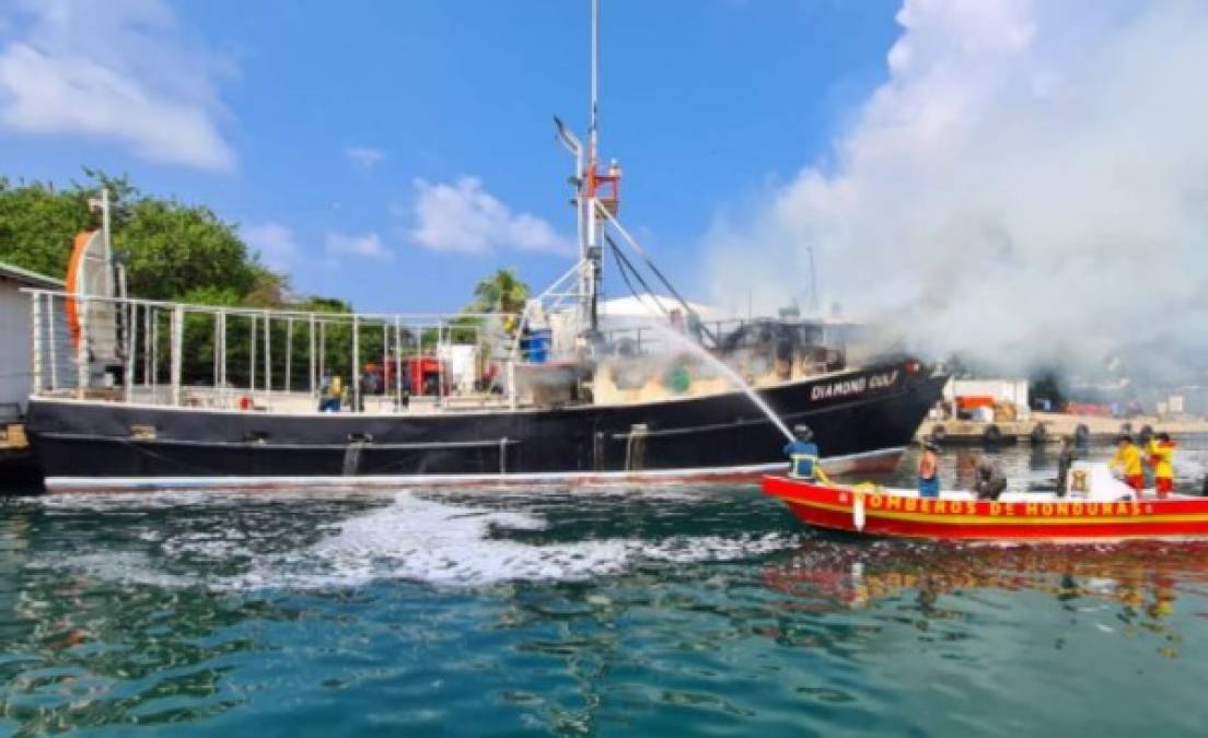 Dos marinos perdieron la vida este jueves tras explotar una embarcación en el muelle de descarga de Roatán, Islas de La Bahía.