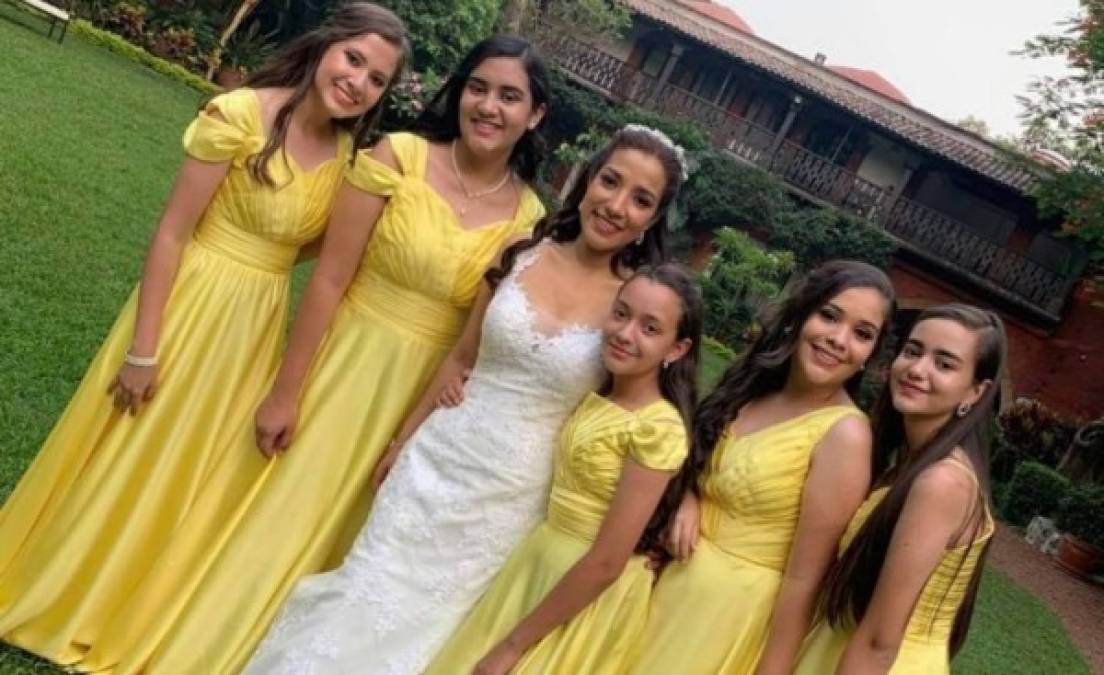 Fotografía de su boda, junto a damas de honor.