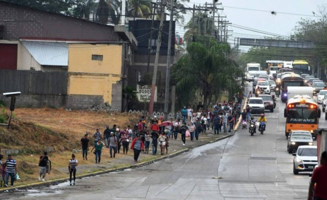 Los migrantes iniciaron la caminata desde la terminal de buses de San Pedro Sula con dirección al occidente del país para cruzar la frontera de Agua Caliente hacia Guatemala, donde las autoridades se preparan para recibir la nueva oleada de hondureños.