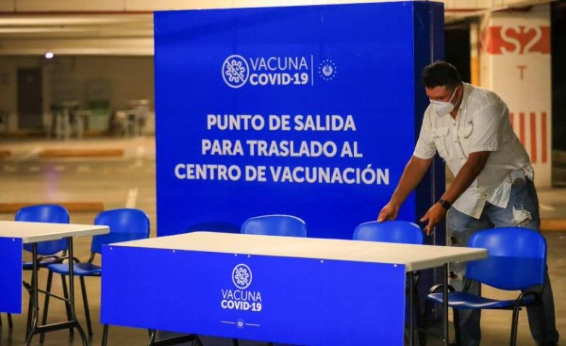 'Cada día estamos vacunando 20.000 personas, pero con este nuevo centro de vacunación, esperamos vacunar 30.000 personas diarias', dijo Bukele. Personal sanitario, fuerzas de seguridad pública y otros funcionarios acompañaron al mandatario en el evento.