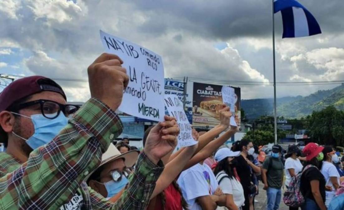 La noche del viernes, los magistrados constitucionalistas, nombrados el 1 de mayo, revirtieron un fallo de 2014 y habilitaron la reelección presidencial inmediata.