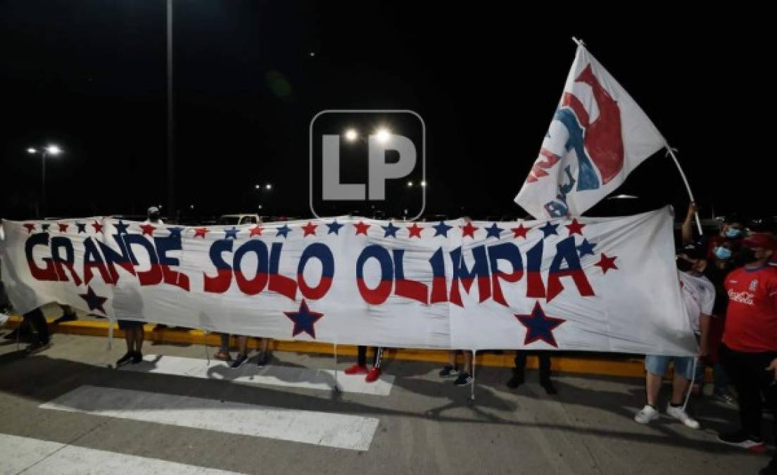 Un buen numero de miembros de la Ultra Fiel llegaron al aeropuerto Ramón Villeda Morales de San Pedro Sula para alentar al Olimpia.