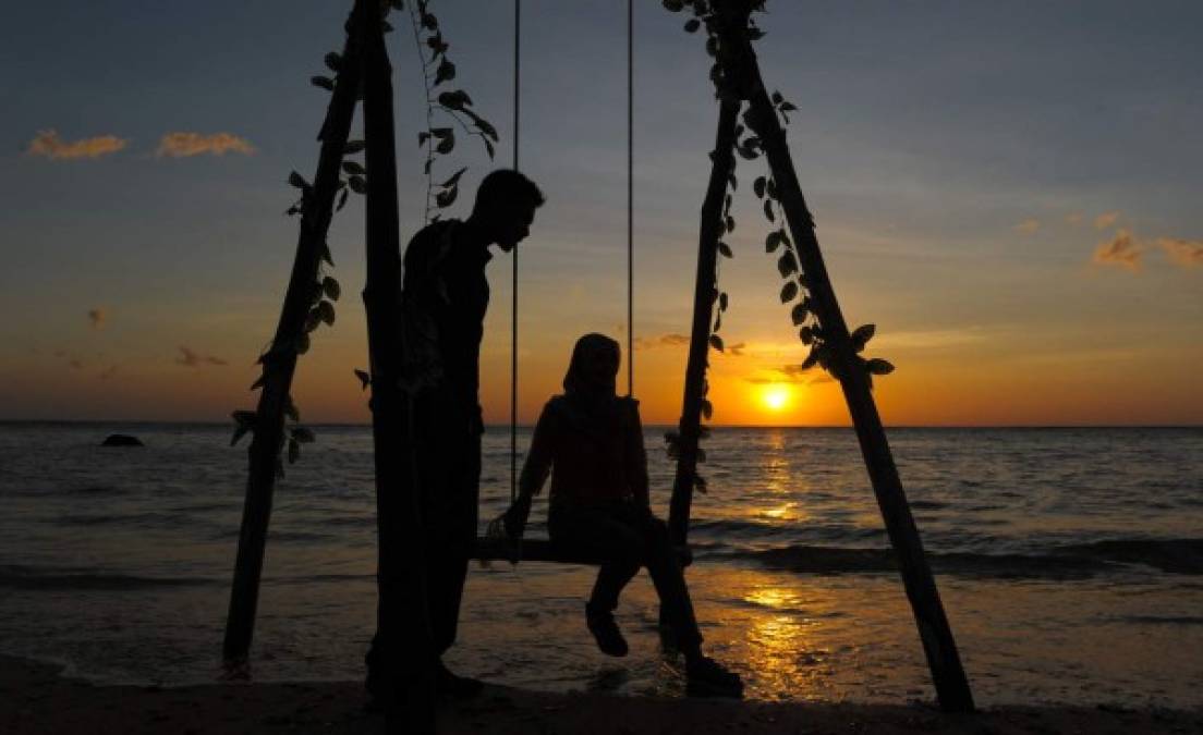 Una pareja vietnamita disfruta del Día de San Valentín junto a un lago en Aceh.