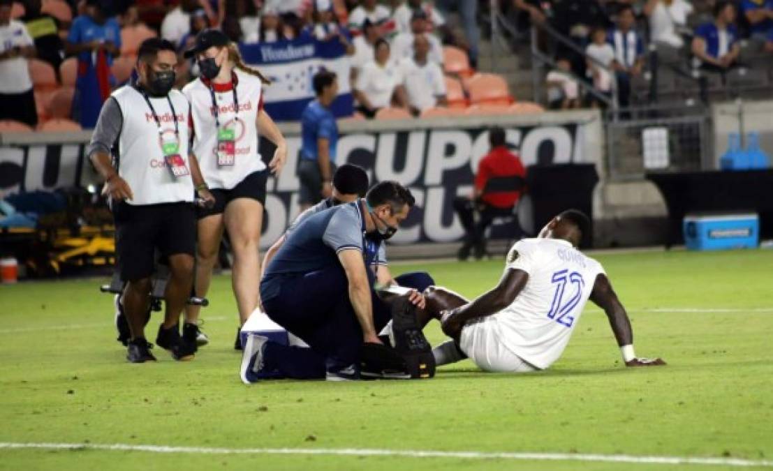 El cuerpo médico de la Selección de Honduras atiende a Romell Quioto en el campo.