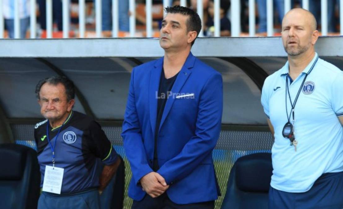 Según información de Diario Diez, el entrenador argentino Diego Vázquez del Motagua mantiene un noviazgo con la guapa periodista Isabel Zambrano de la compañía Televicentro. Ya llevan más de un año, aseguran.