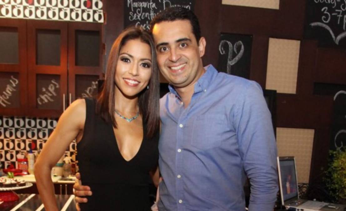 Aunque no es futbolistas, pero el periodista deportivo Yanuario Paz en su momento fue pareja de la bella Nora Erazo.